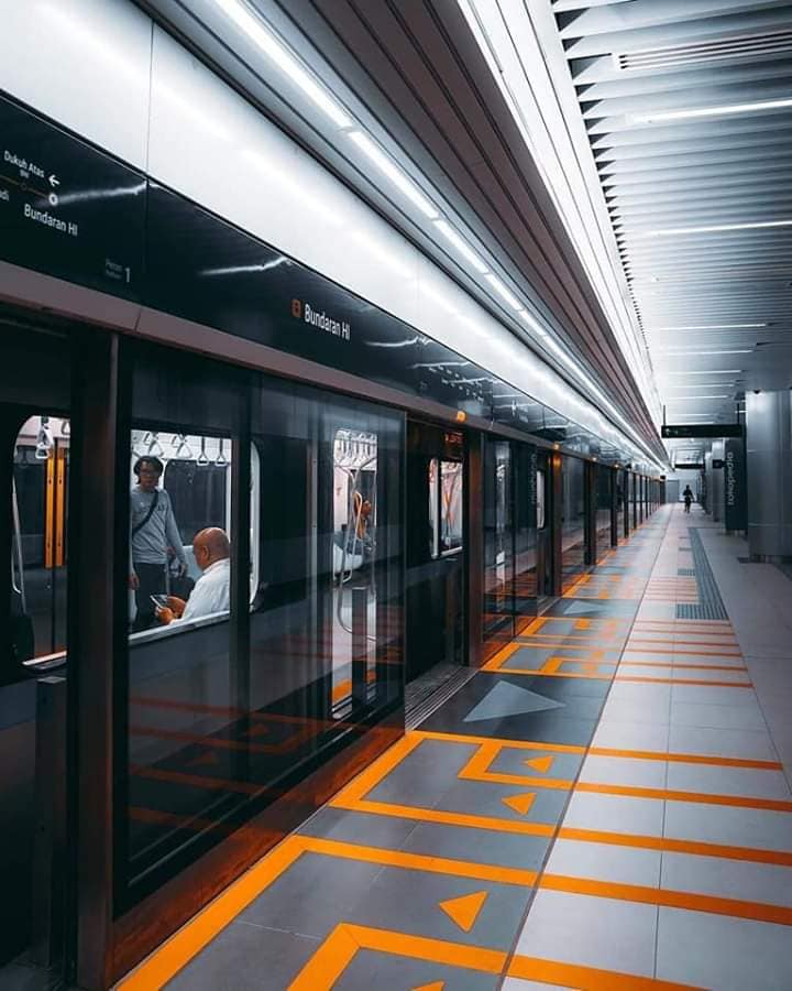 Người dân Indonesia hân hoan trong ngày khai trương tuyến tàu điện ngầm đầu tiên ở thủ đô Jakarta Người dân Indonesia hân hoan trong ngày khai trương tuyến tàu điện ngầm đầu tiên ở thủ đô Jakarta