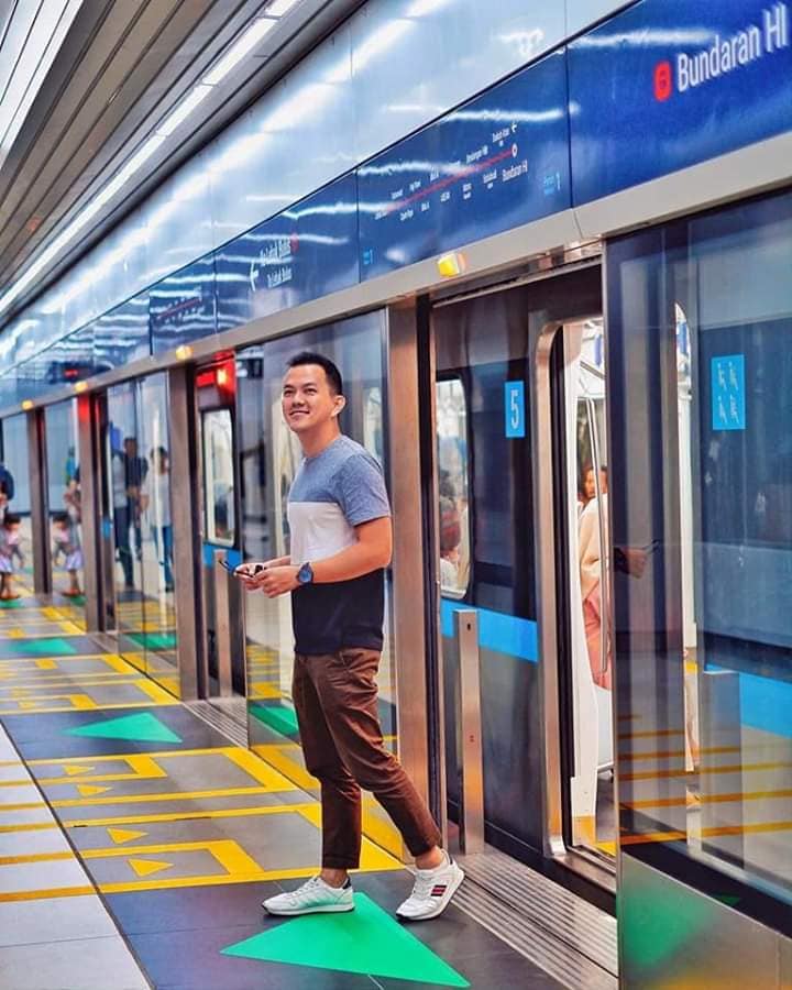 Người dân Indonesia hân hoan trong ngày khai trương tuyến tàu điện ngầm đầu tiên ở thủ đô Jakarta Người dân Indonesia hân hoan trong ngày khai trương tuyến tàu điện ngầm đầu tiên ở thủ đô Jakarta