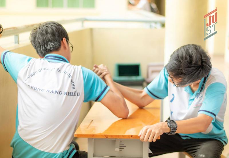 'Tình yêu có màu gì?' và câu trả lời đầy ngọt ngào của Phổ thông Năng Khiếu 'Tình yêu có màu gì?' và câu trả lời đầy ngọt ngào của Phổ thông Năng Khiếu
