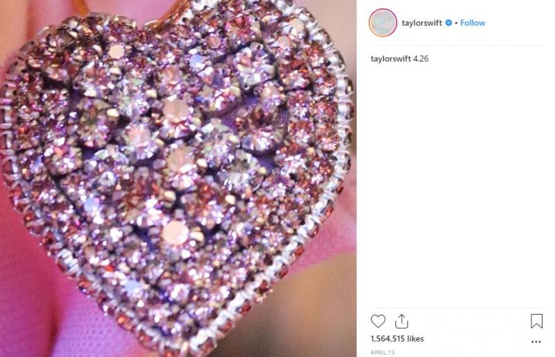 Cùng ngồi xuống uống chén trà và bàn về các 'Easter Eggs' cất giấu trong MV mới của Taylor Swift Cùng ngồi xuống uống chén trà và bàn về các 'Easter Eggs' cất giấu trong MV mới của Taylor Swift