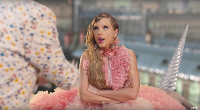 Cùng ngồi xuống uống chén trà và bàn về các 'Easter Eggs' cất giấu trong MV mới của Taylor Swift Cùng ngồi xuống uống chén trà và bàn về các 'Easter Eggs' cất giấu trong MV mới của Taylor Swift