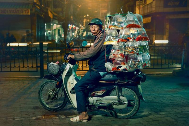 Hà Nội: Thành phố của những chiếc xe máy siêu tải thần kì qua mắt nhiếp ảnh gia người Anh Hà Nội: Thành phố của những chiếc xe máy siêu tải thần kì qua mắt nhiếp ảnh gia người Anh