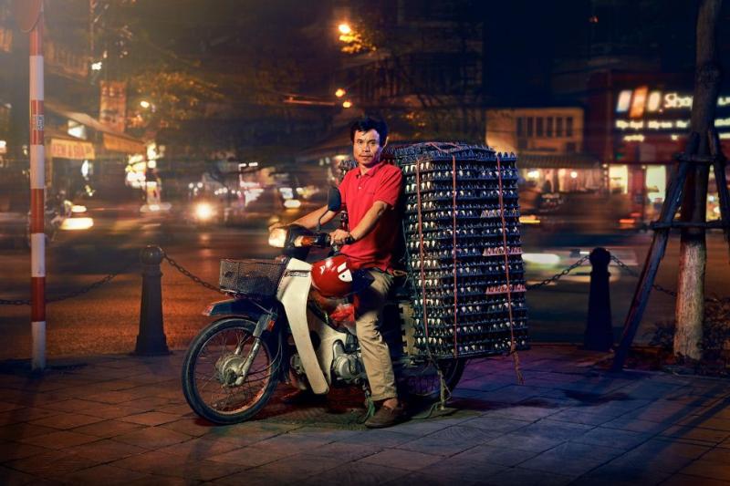 Hà Nội: Thành phố của những chiếc xe máy siêu tải thần kì qua mắt nhiếp ảnh gia người Anh Hà Nội: Thành phố của những chiếc xe máy siêu tải thần kì qua mắt nhiếp ảnh gia người Anh