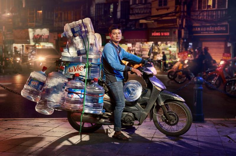 Hà Nội: Thành phố của những chiếc xe máy siêu tải thần kì qua mắt nhiếp ảnh gia người Anh Hà Nội: Thành phố của những chiếc xe máy siêu tải thần kì qua mắt nhiếp ảnh gia người Anh