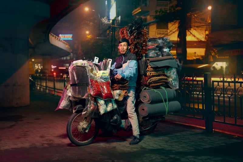 Hà Nội: Thành phố của những chiếc xe máy siêu tải thần kì qua mắt nhiếp ảnh gia người Anh Hà Nội: Thành phố của những chiếc xe máy siêu tải thần kì qua mắt nhiếp ảnh gia người Anh