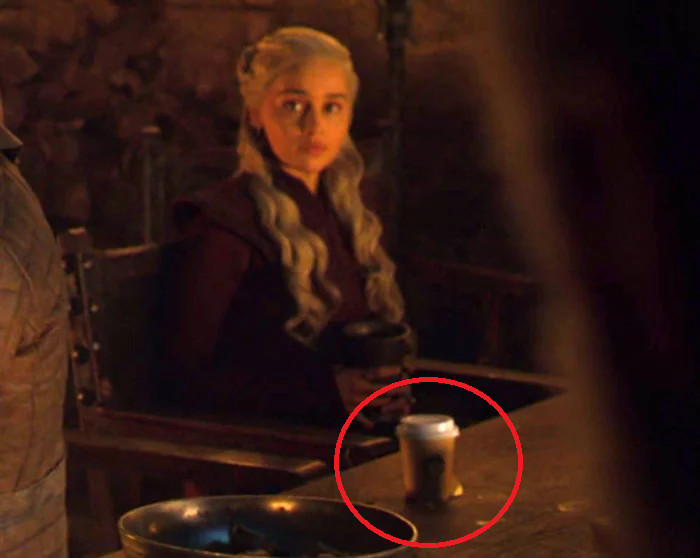 Một ly Starbucks lặng lẽ xuất hiện trong tập 4 'Game of Thrones': Đạo diễn đãng trí hay chiêu quảng cáo trá hình Một ly Starbucks lặng lẽ xuất hiện trong tập 4 'Game of Thrones': Đạo diễn đãng trí hay chiêu quảng cáo trá hình