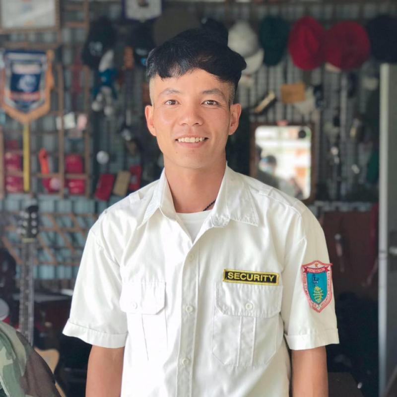 'Soái ca' bảo vệ cực đẹp trai khiến học sinh giành nhau để được chụp chung trong ảnh kỷ yếu 'Soái ca' bảo vệ cực đẹp trai khiến học sinh giành nhau để được chụp chung trong ảnh kỷ yếu
