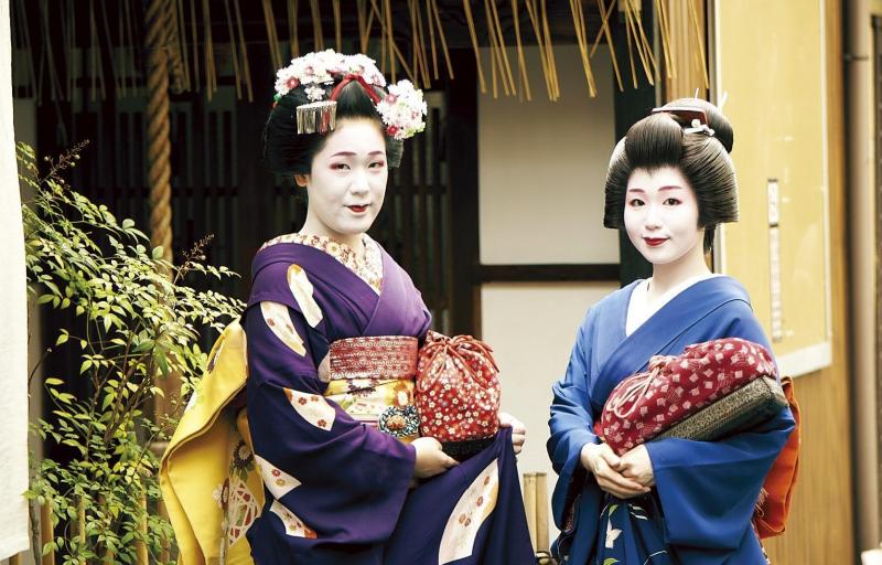 Khách du lịch đuổi theo chọc phá Geisha ở Kyoto khiến người Nhật phẫn nộ Khách du lịch đuổi theo chọc phá Geisha ở Kyoto khiến người Nhật phẫn nộ