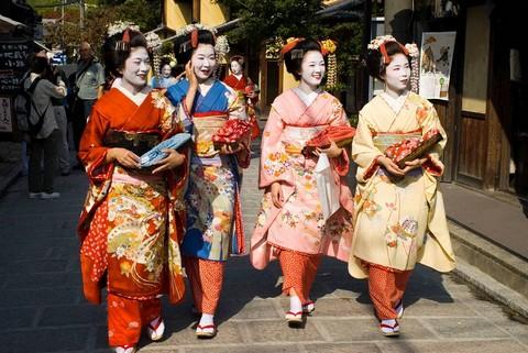 Khách du lịch đuổi theo chọc phá Geisha ở Kyoto khiến người Nhật phẫn nộ Khách du lịch đuổi theo chọc phá Geisha ở Kyoto khiến người Nhật phẫn nộ