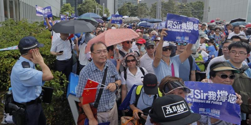 Sinh viên Hong Kong xin lỗi du khách vì đã có hành vi bạo lực, cản trở hoạt động của sân bay quốc tế Sinh viên Hong Kong xin lỗi du khách vì đã có hành vi bạo lực, cản trở hoạt động của sân bay quốc tế
