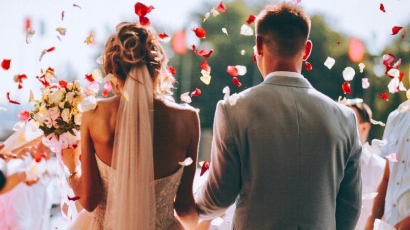 Tình huống khó xử: ‘Có phải tôi đã sai khi bảo anh trai đừng mang bạn trai đến đám cưới của tôi?’ Tình huống khó xử: ‘Có phải tôi đã sai khi bảo anh trai đừng mang bạn trai đến đám cưới của tôi?’