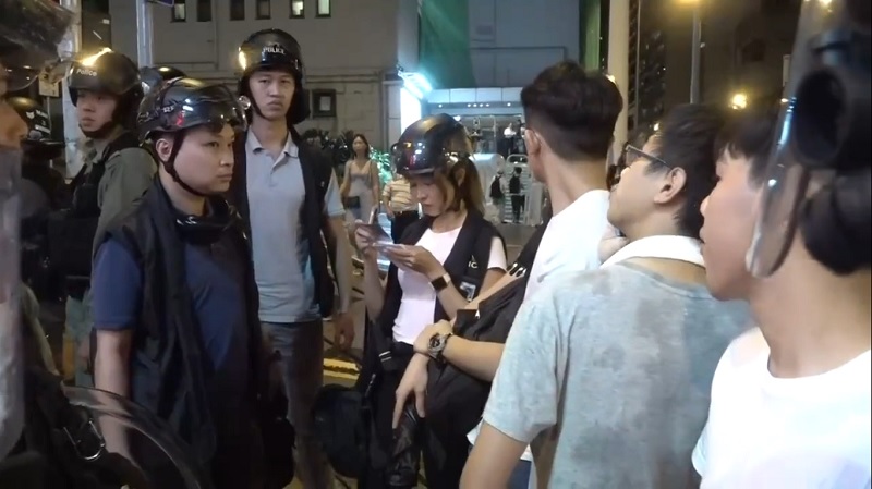 Dân mạng Hong Kong 'say nắng', truy tìm danh tính nữ cảnh sát gợi cảm bắt giữ người biểu tình Dân mạng Hong Kong 'say nắng', truy tìm danh tính nữ cảnh sát gợi cảm bắt giữ người biểu tình
