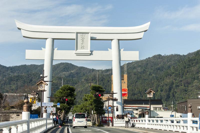 Thần thoại Nhật Bản (Kỳ 3): Đại chiến Yamata no Orochi, Susanoo cưới Kushinada Thần thoại Nhật Bản (Kỳ 3): Đại chiến Yamata no Orochi, Susanoo cưới Kushinada