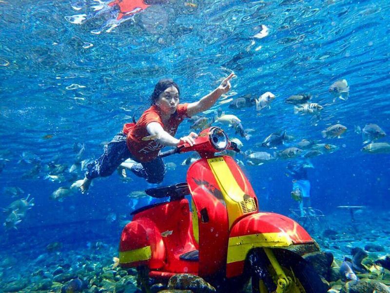 Vũng ao làng kỳ lạ ở Indonesia trở thành địa điểm nổi tiếng để chụp ảnh dưới nước Vũng ao làng kỳ lạ ở Indonesia trở thành địa điểm nổi tiếng để chụp ảnh dưới nước